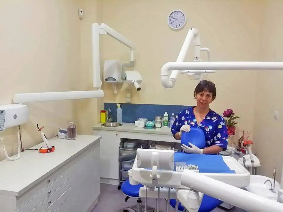 Gabinete de la Clínica Dentalbeth con una profesional del equipo preparando el material