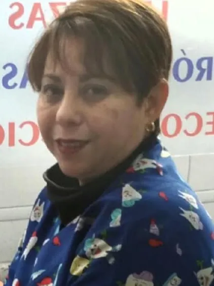 La doctora Betsabeth Méndez, odontóloga de la Clínica Dentalbeth, con uniforme azul
