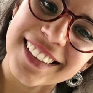 Meri, auxiliar de la Clínica Dentalbeth, sonriendo
