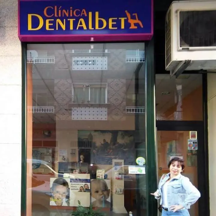 Fachada de la Clínica Dentalbeth en Salceda de Caselas con su rótulo