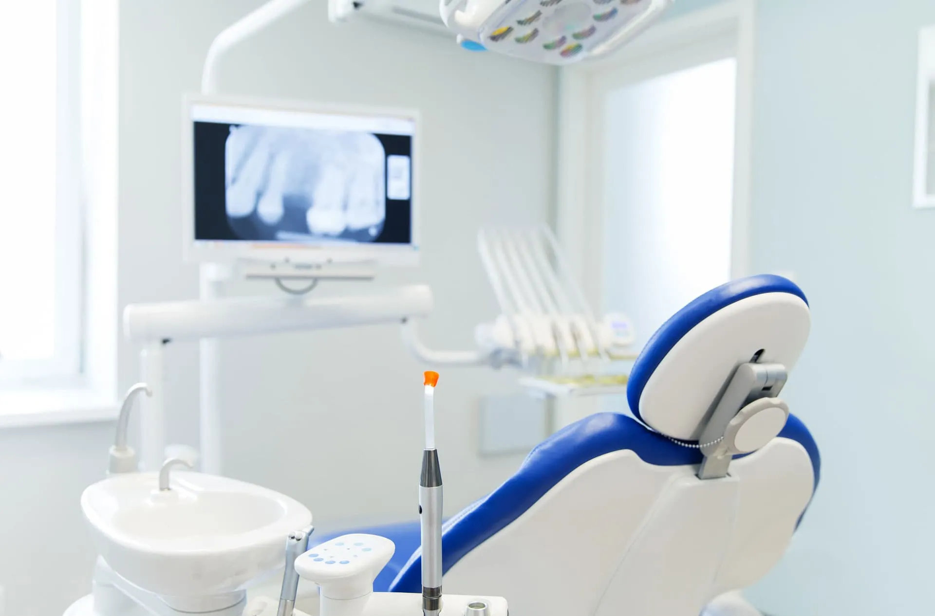 Sillón y equipamiento de un gabinete dental moderno